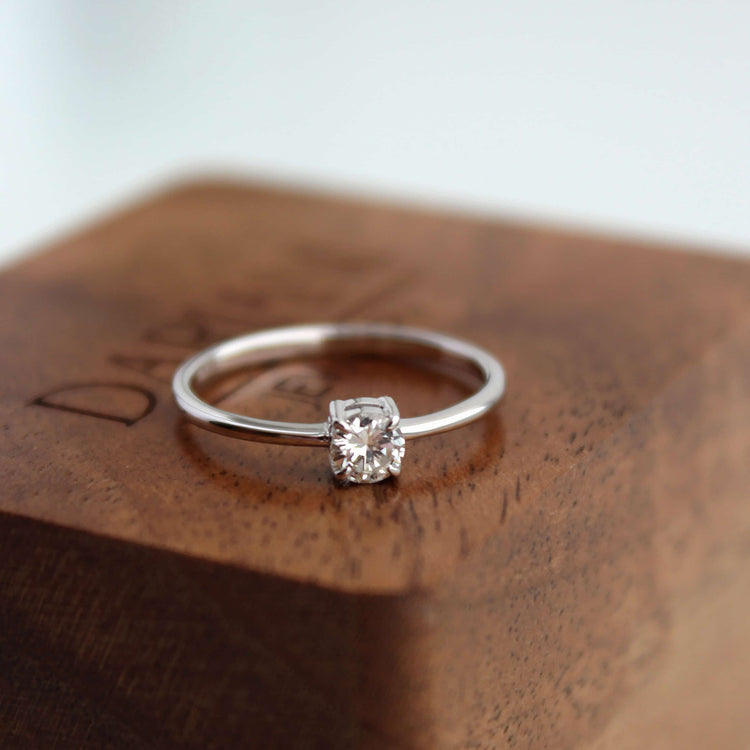 Каблучка з діамантом Round 0,2 ct