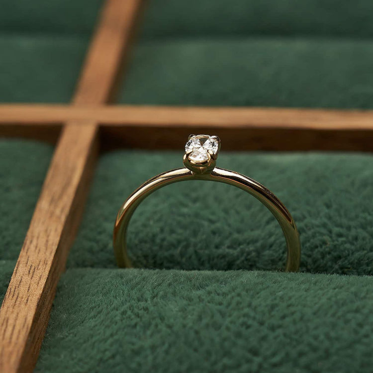 Каблучка з діамантом Oval 0,2 ct