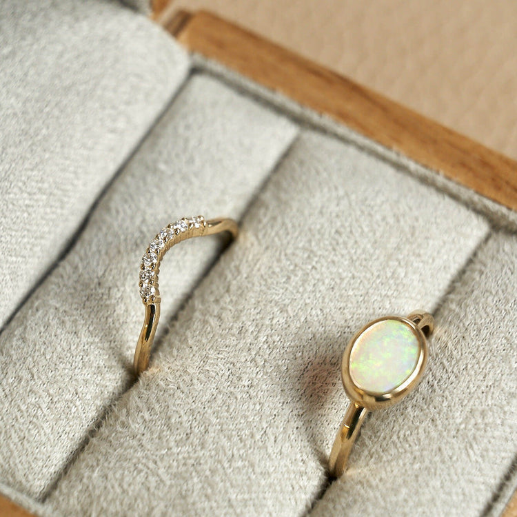 Золота каблучка з опалом