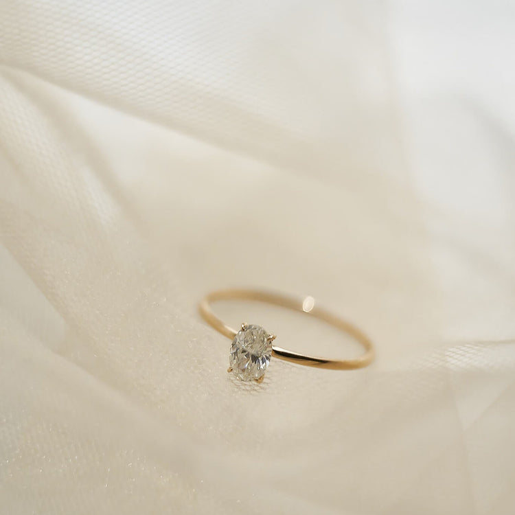 Каблучка з діамантом Oval 0,3 ct
