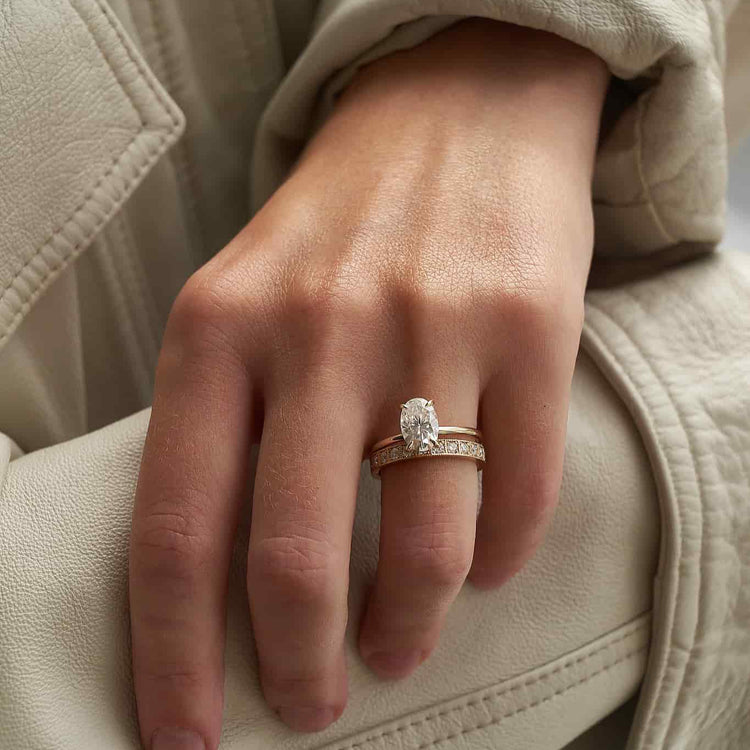 Золота каблучка з  діамантом Oval 2 ct