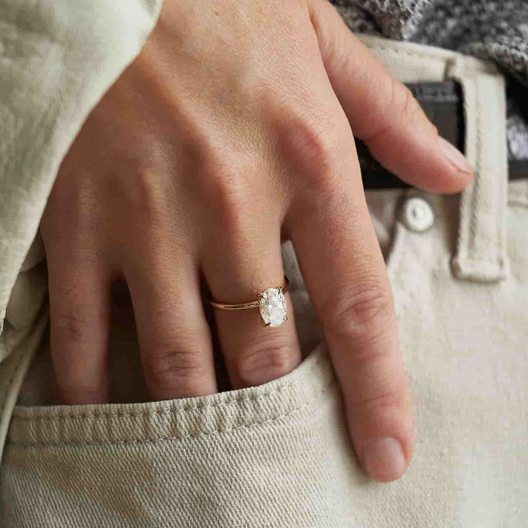 Золота каблучка з  діамантом Oval 2 ct