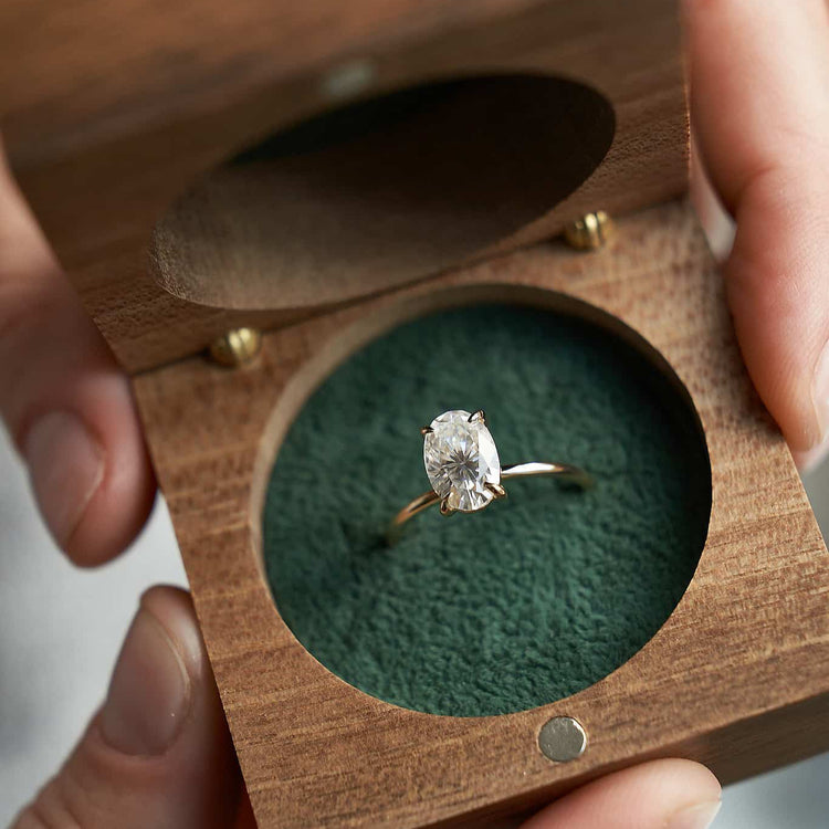 Золота каблучка з  діамантом Oval 2 ct