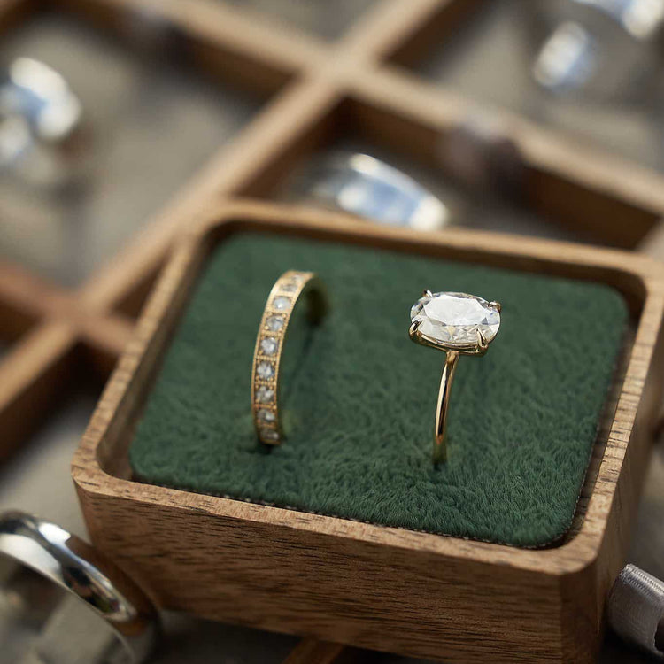 Золота каблучка з  діамантом Oval 2 ct