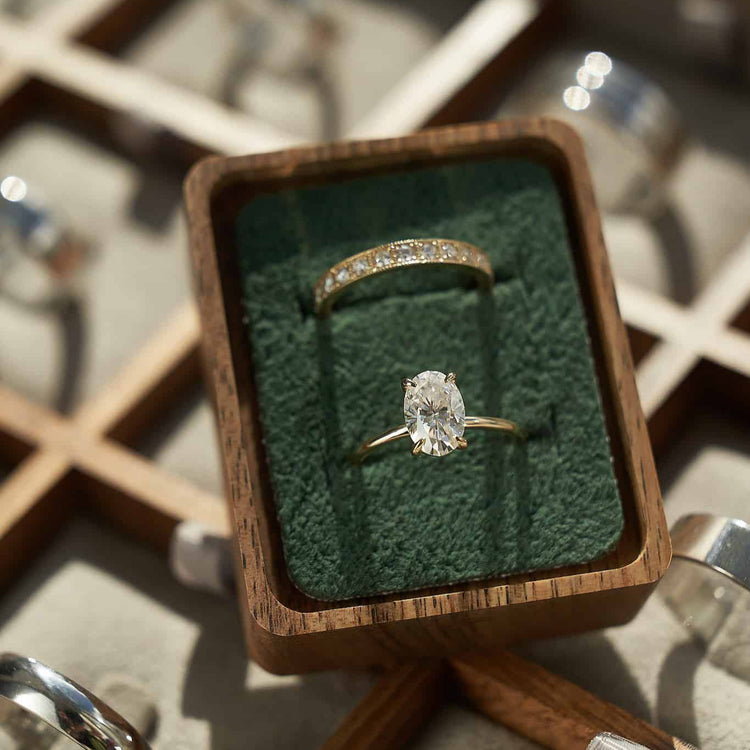 Золота каблучка з  діамантом Oval 2 ct