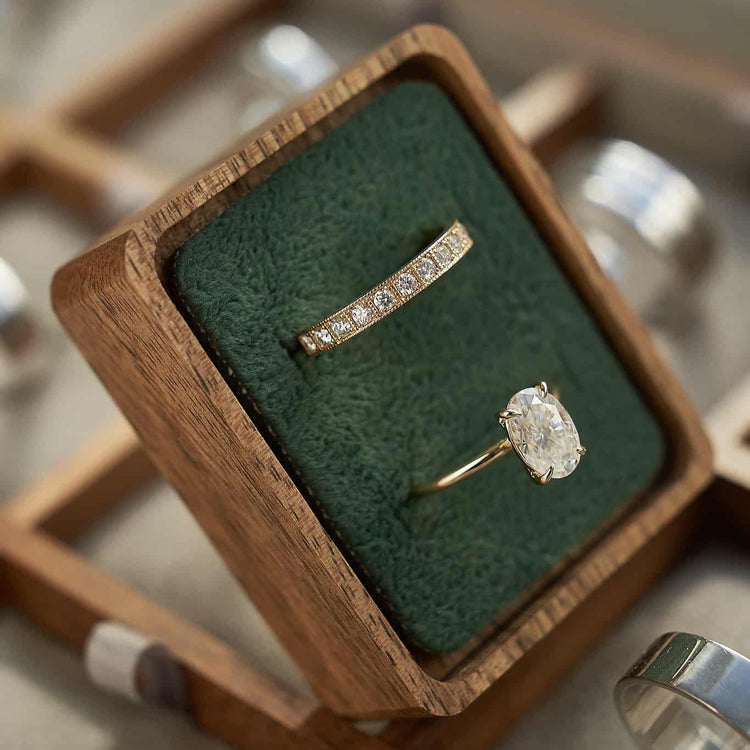 Золота каблучка з  діамантом Oval 2 ct