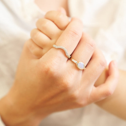 Золота каблучка з опалом та діамантами