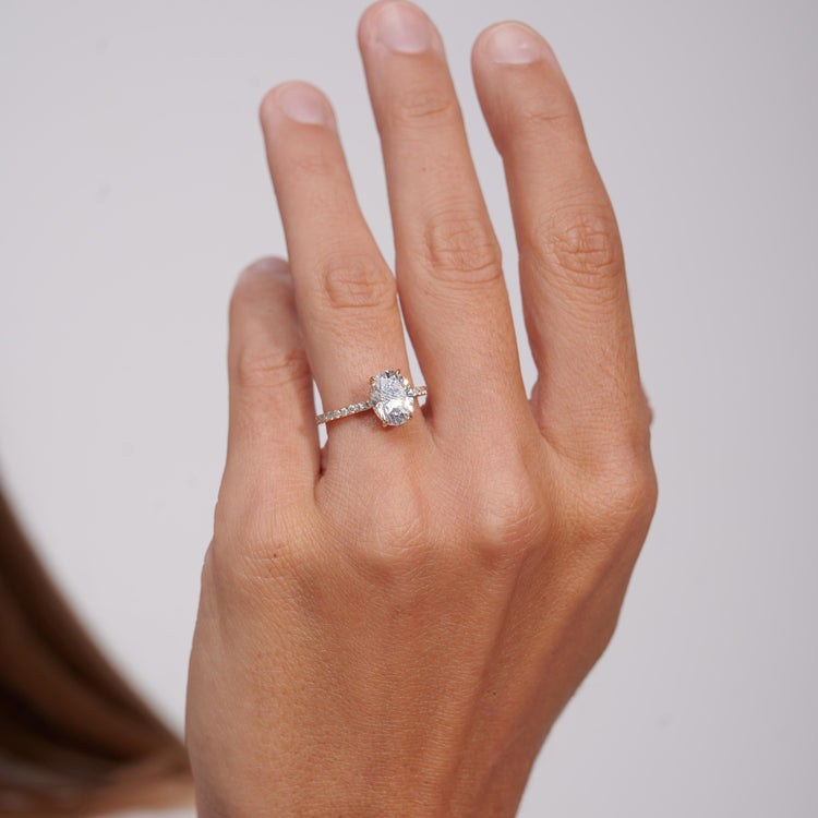 Золота каблучка з  діамантом Oval 2 ct