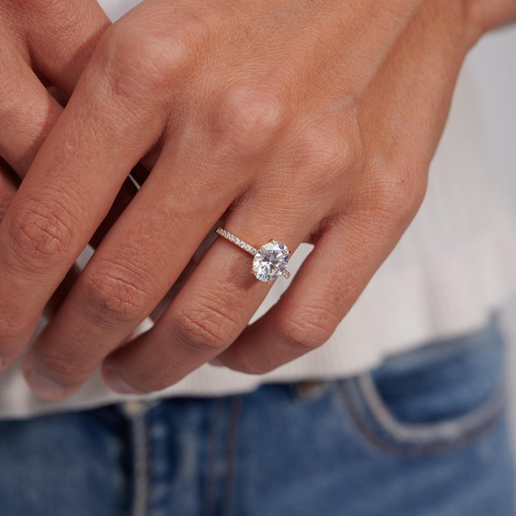 Золота каблучка з  діамантом Oval 2 ct