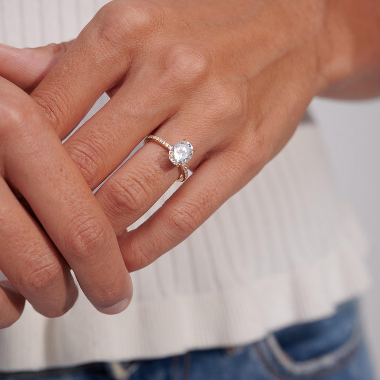 Золота каблучка з  діамантом Oval 2 ct