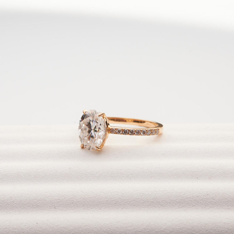 Золота каблучка з  діамантом Oval 2 ct