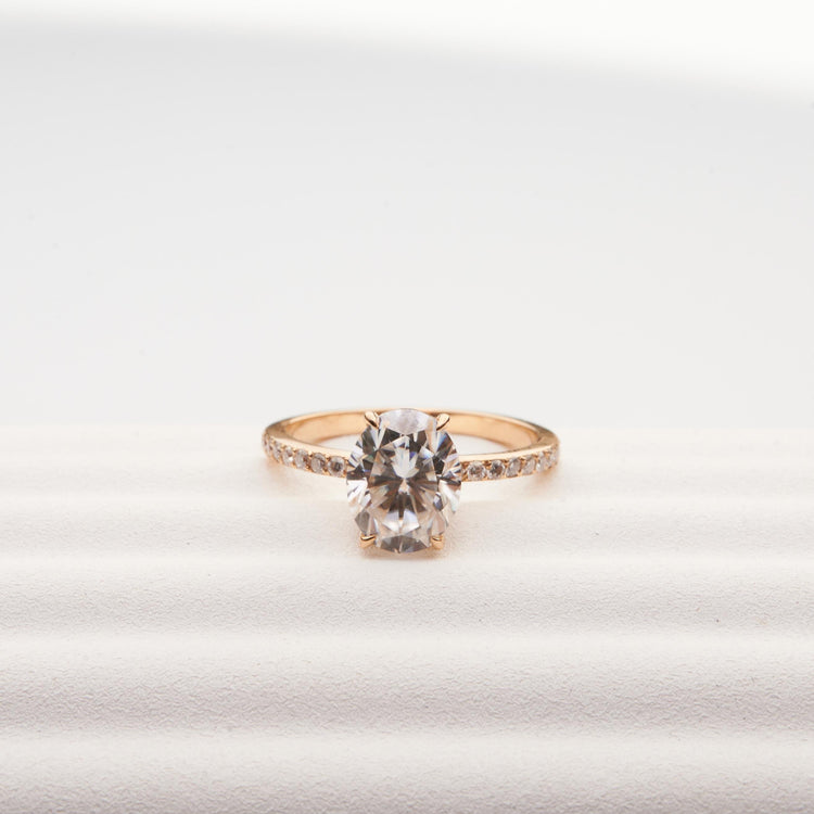 Золота каблучка з  діамантом Oval 2 ct