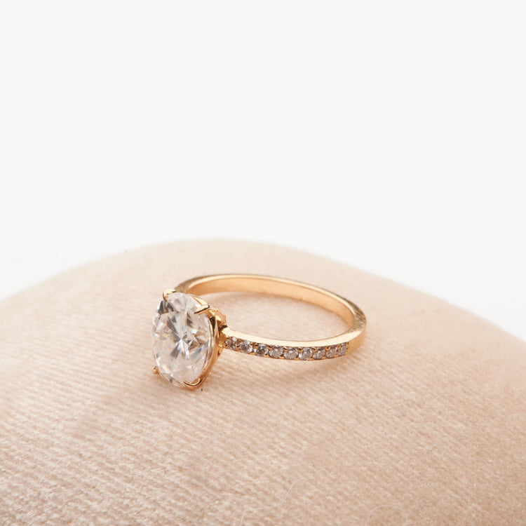 Золота каблучка з  діамантом Oval 2 ct