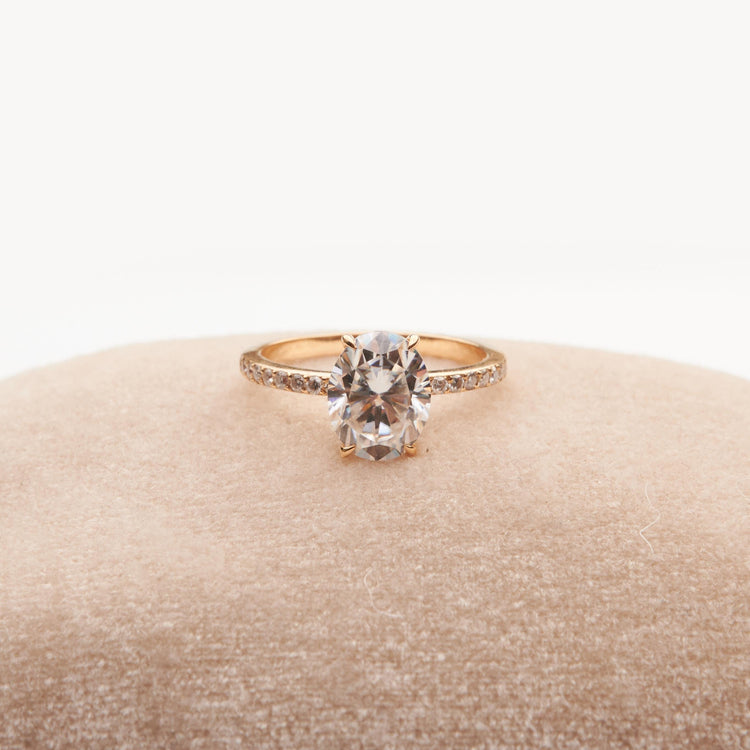 Золота каблучка з  діамантом Oval 2 ct