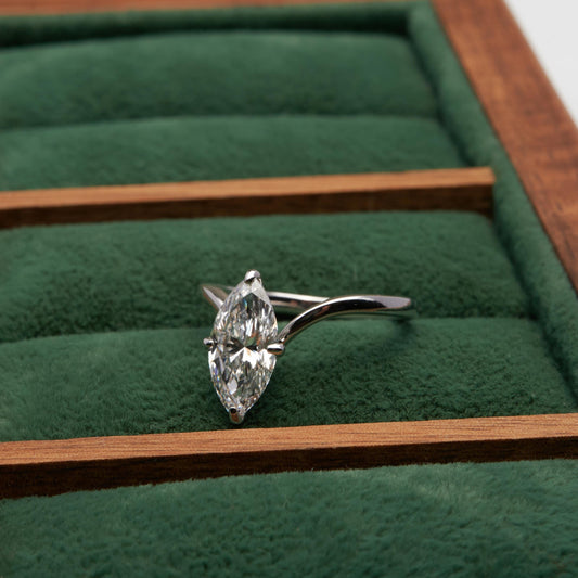 Золота каблучка з  діамантом Marquise 2 ct