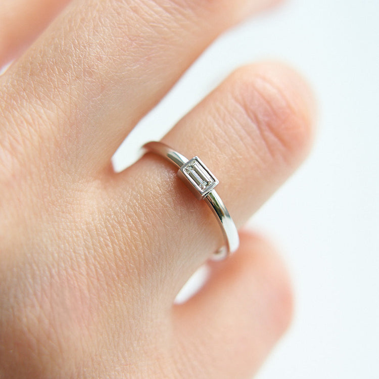 Золота каблучка з діамантом огранки Baguette 0,5 ct